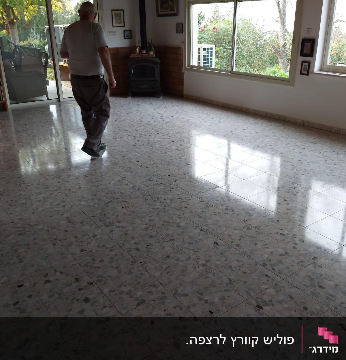 רצפה נקייה ומבריקה עם אדם הולך בחדר